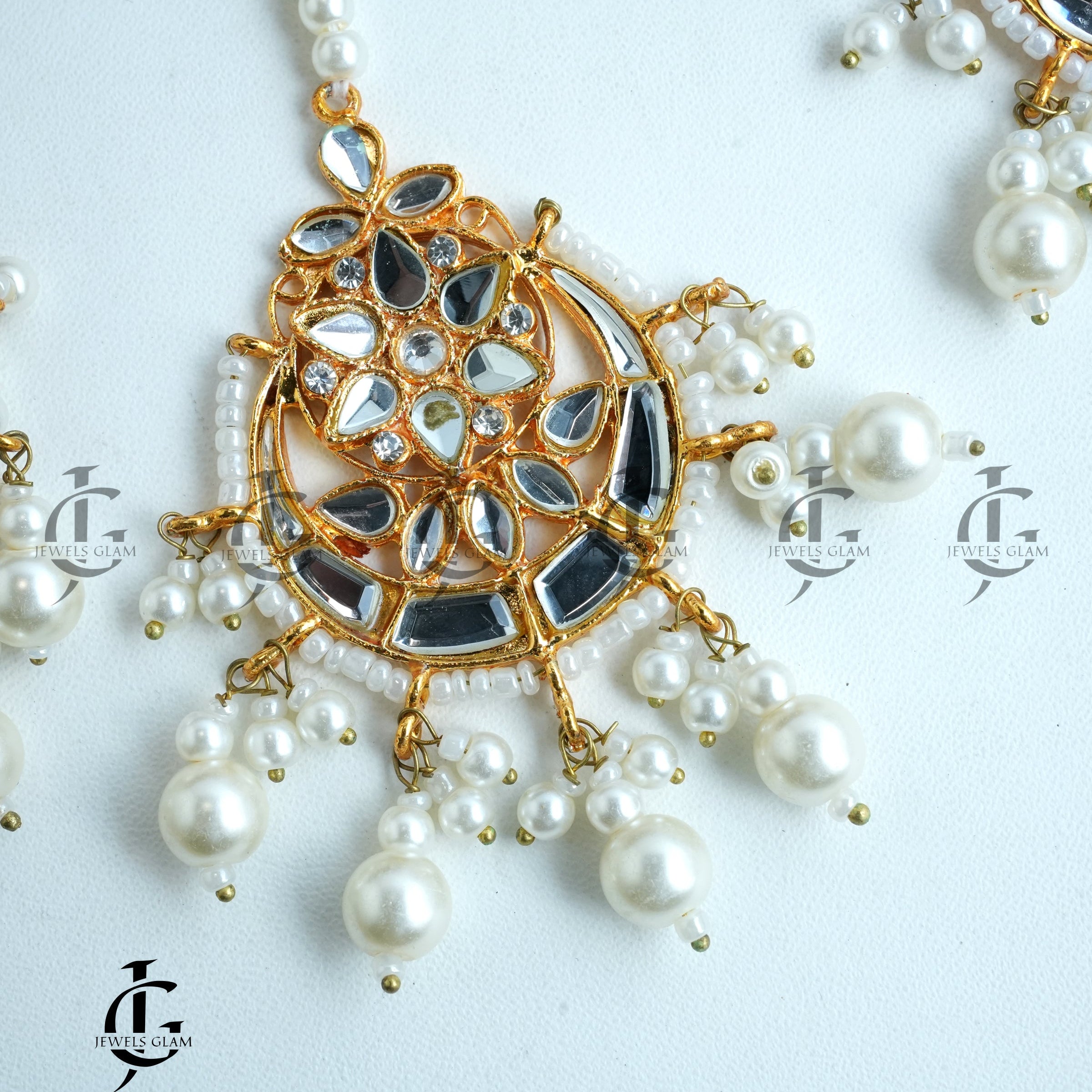 Kundan Tikka With Earrings