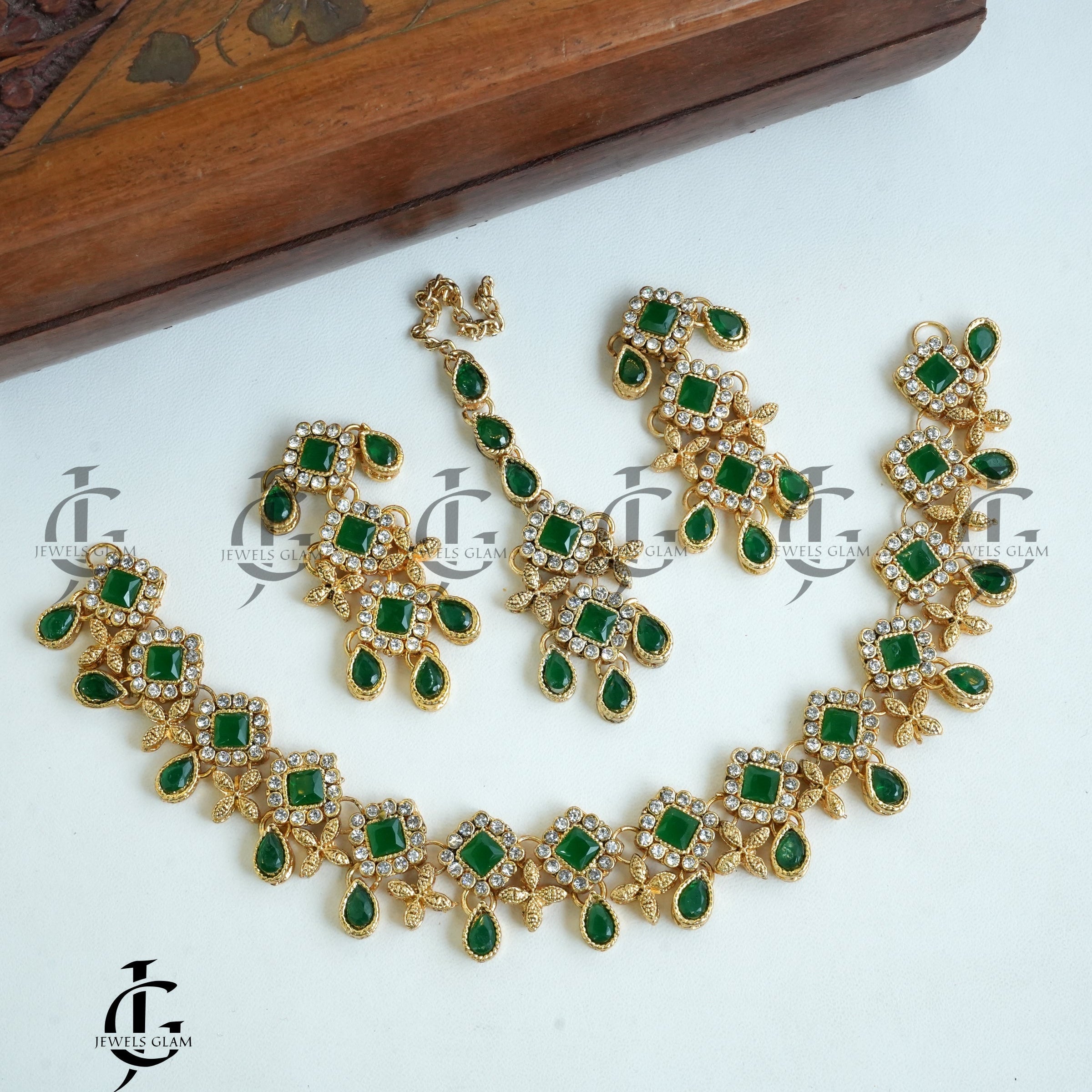 Emerald Elegance Jewelry Set