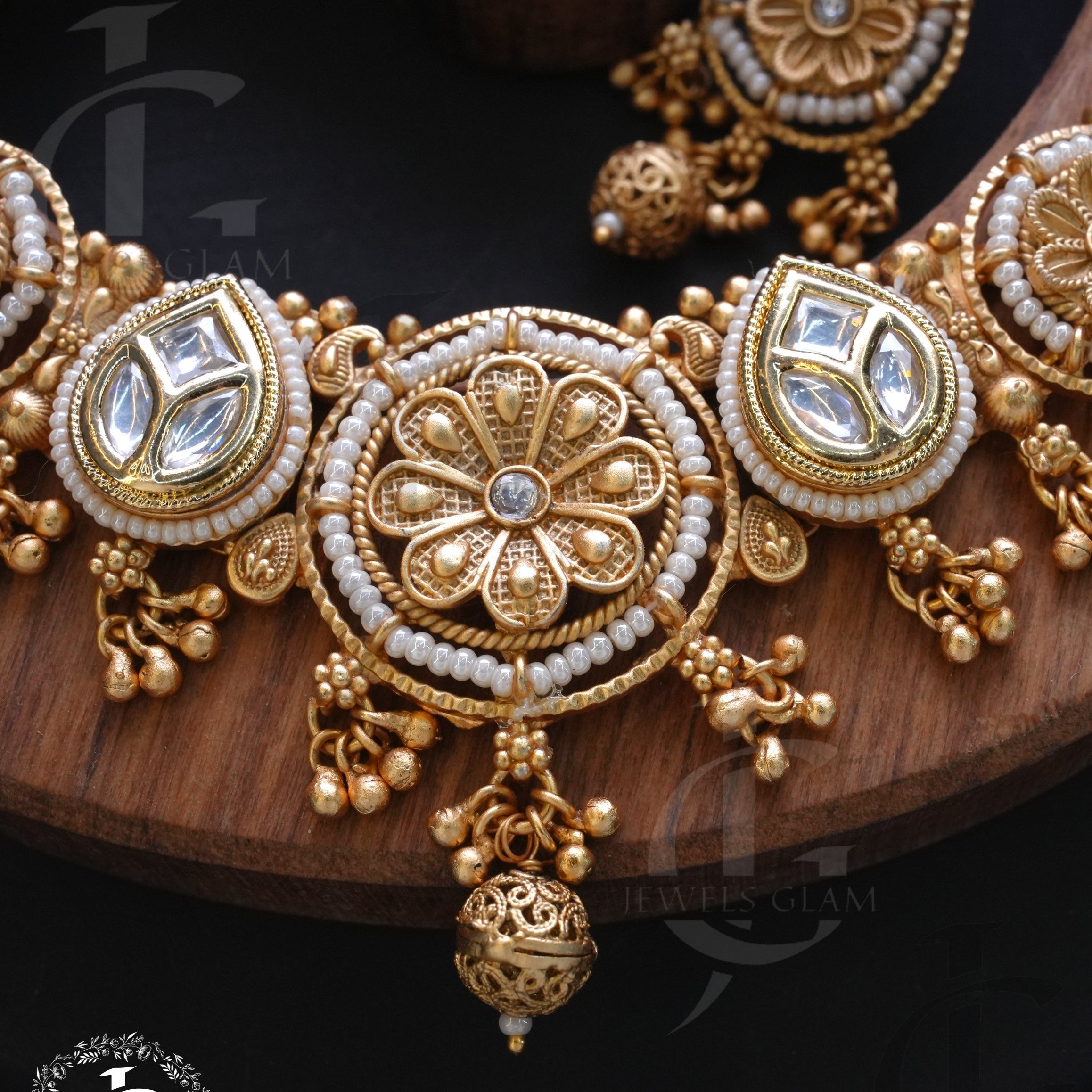 Rajwadi Kundan with Pearl Jewelry Set (Golden) 2