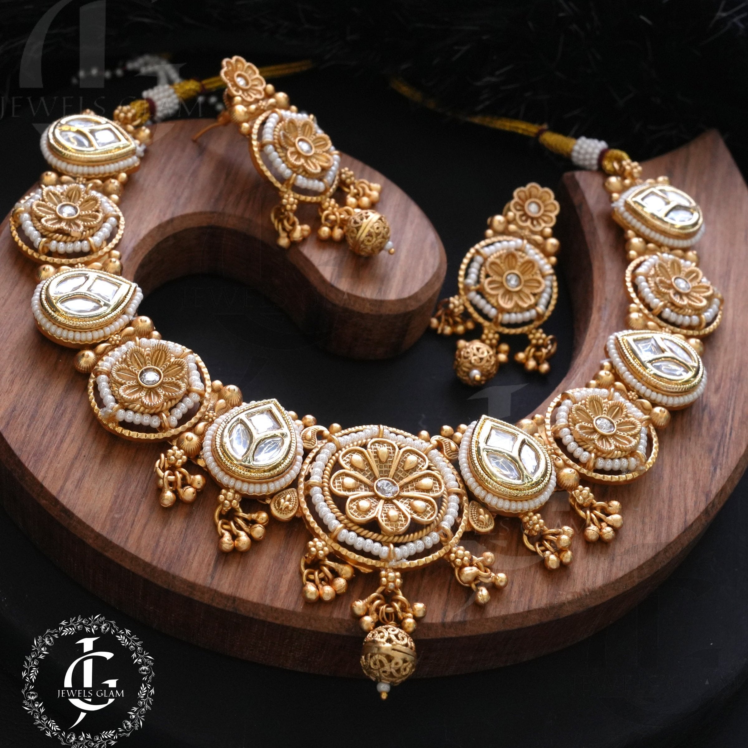 Rajwadi Kundan with Pearl Jewelry Set (Golden) 3