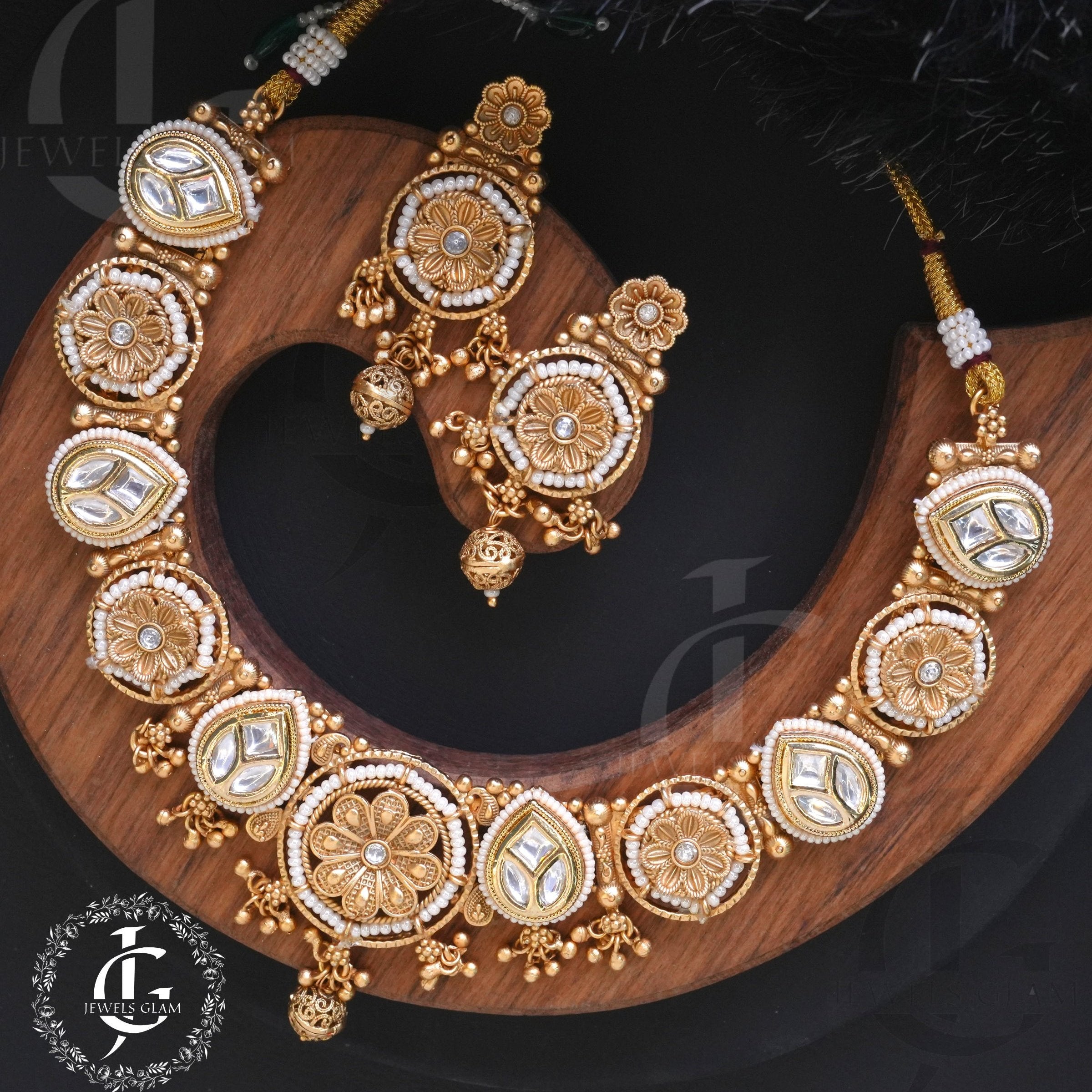 Rajwadi Kundan with Pearl Jewelry Set (Golden) 4